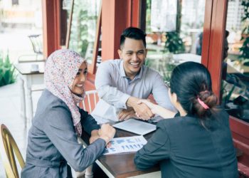 business-people-shaking-hands-finishing-up-meeting_8595-832